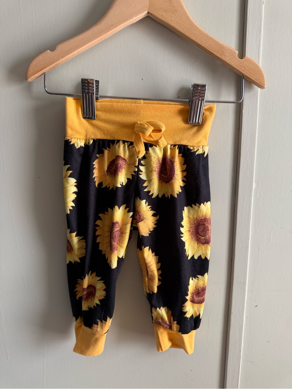 Sunflower Print Kids Leggings - Yellow on Black - Unbranded